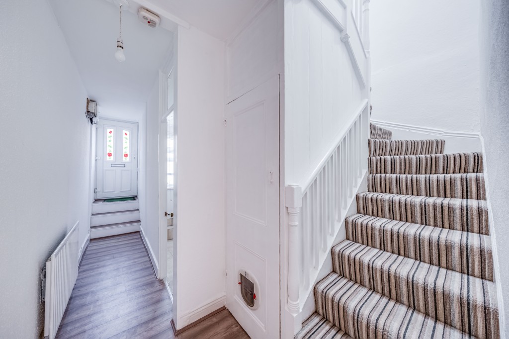 Lot: 91 - MAISONETTE IN HIGH STREET - Internal image of hallway